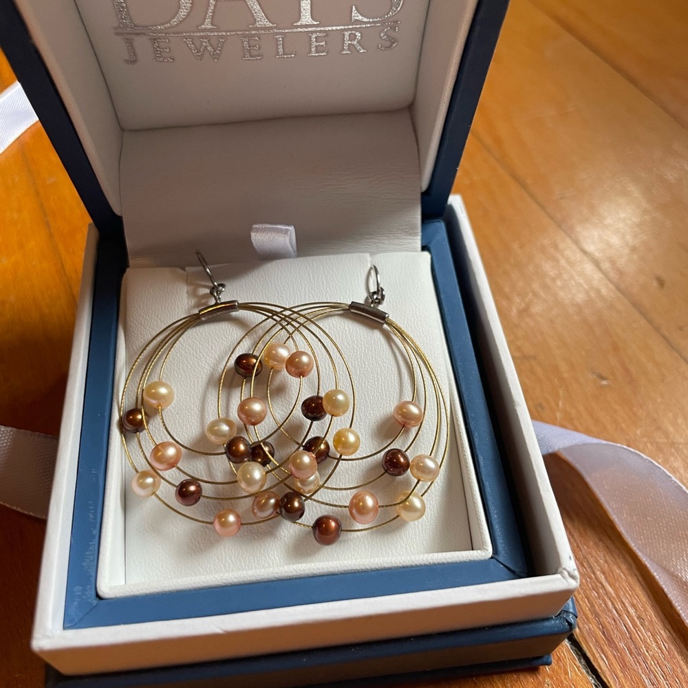 Days Jewelers Pearl earrings